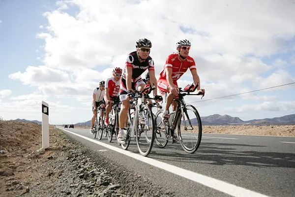 En grupp personer som cyklar