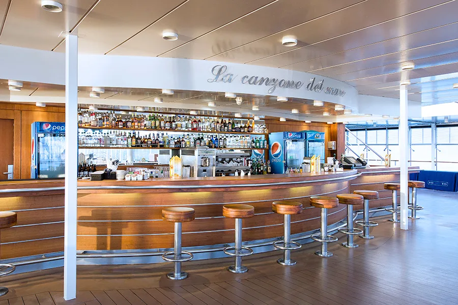 bar med trädetaljer