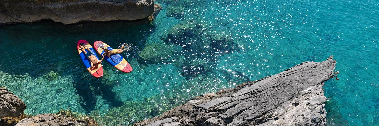 Kaksi SUP-lautailijaa meressä