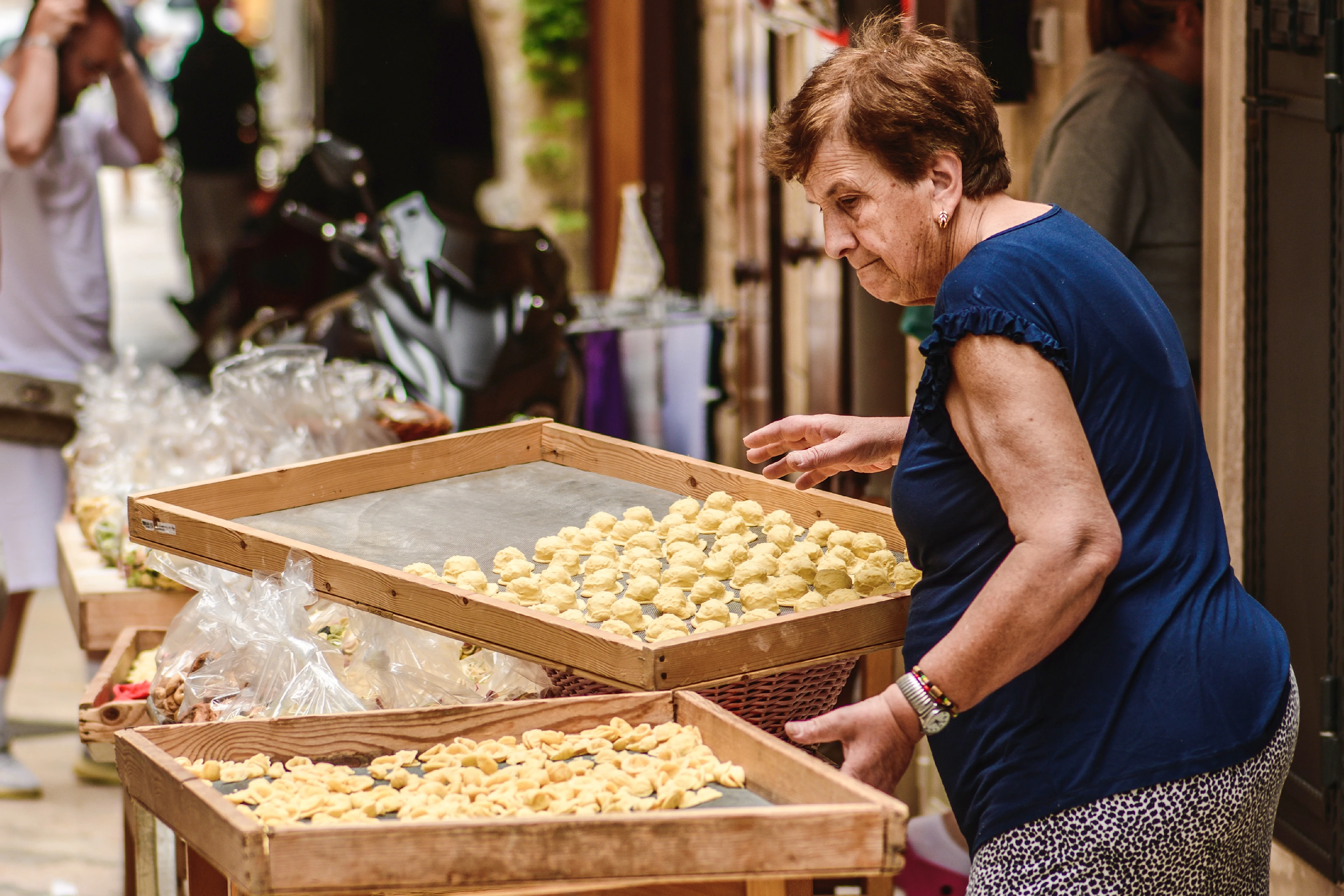 En kvinde, der sælger frisk pasta i Italien