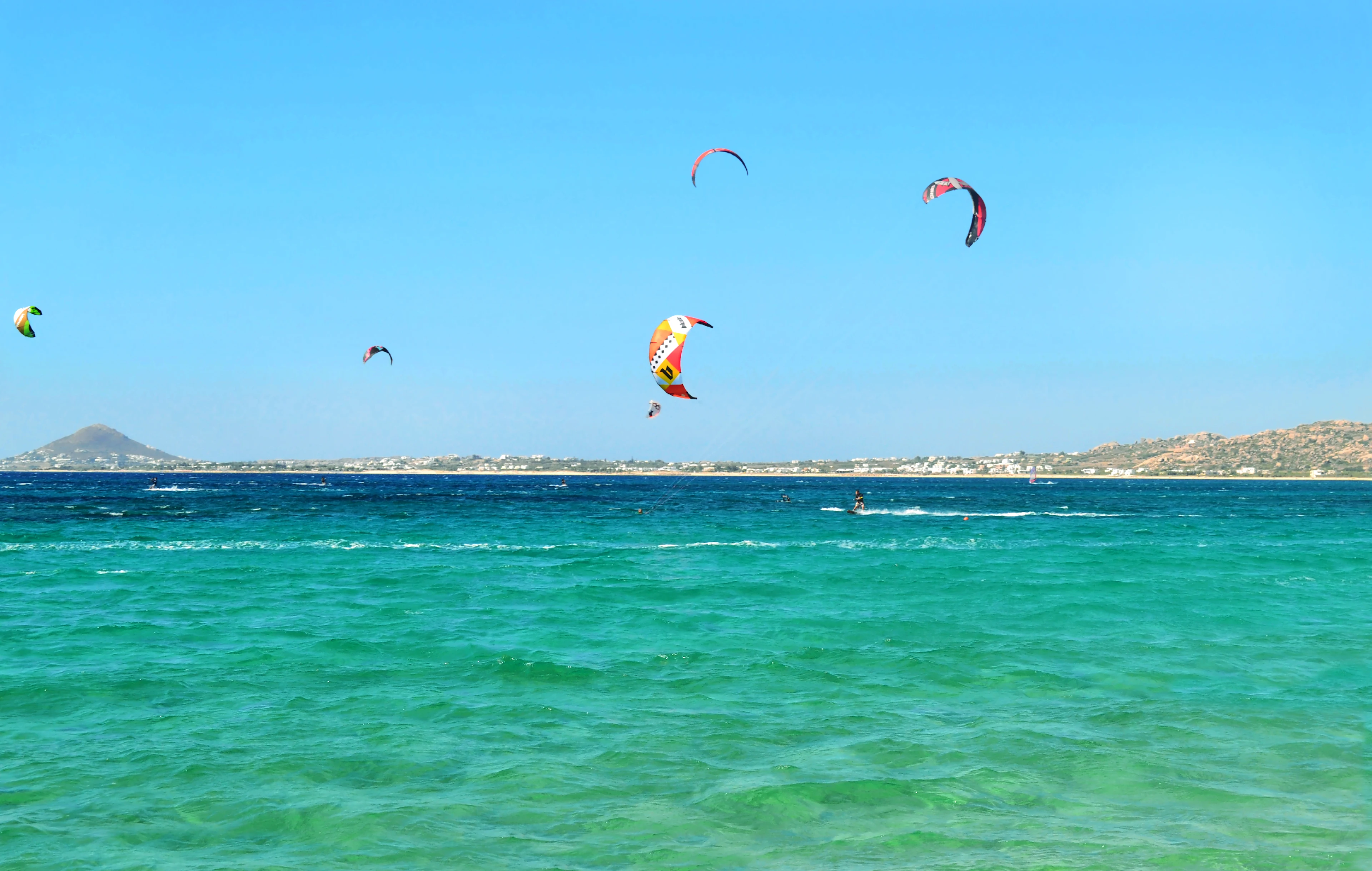 Kitesrufare vid stranden Mikri Vigla på Naxos