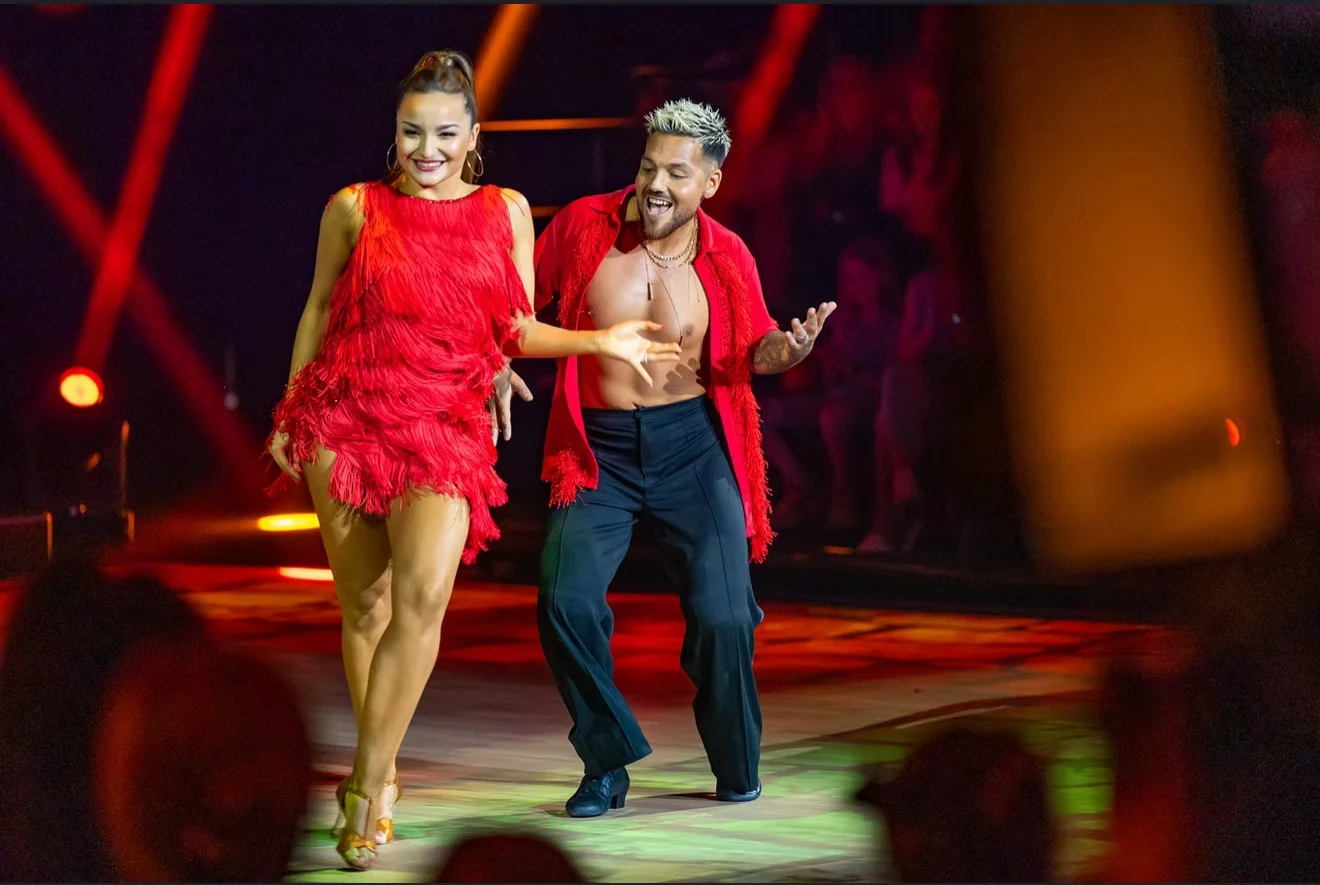Iselin og Catalin kledd i rødt som danser