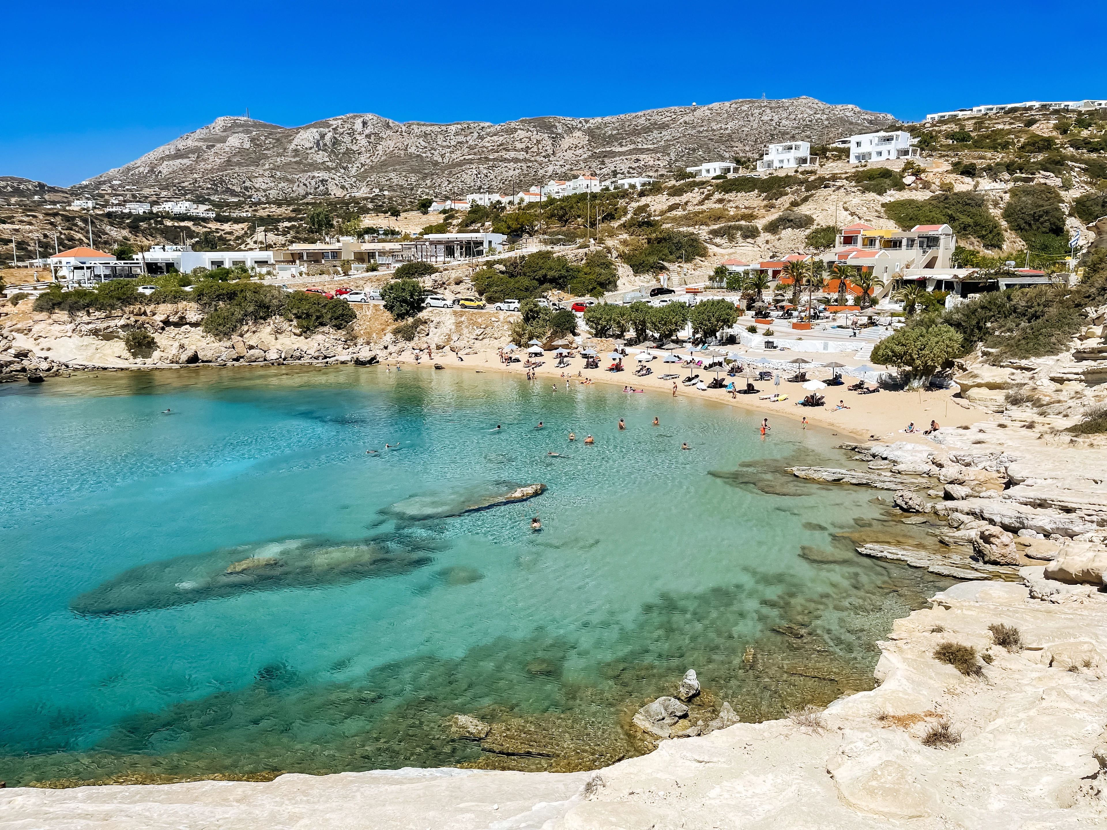 Vy över stranden Mikri Amopi med kristallklart vatten 