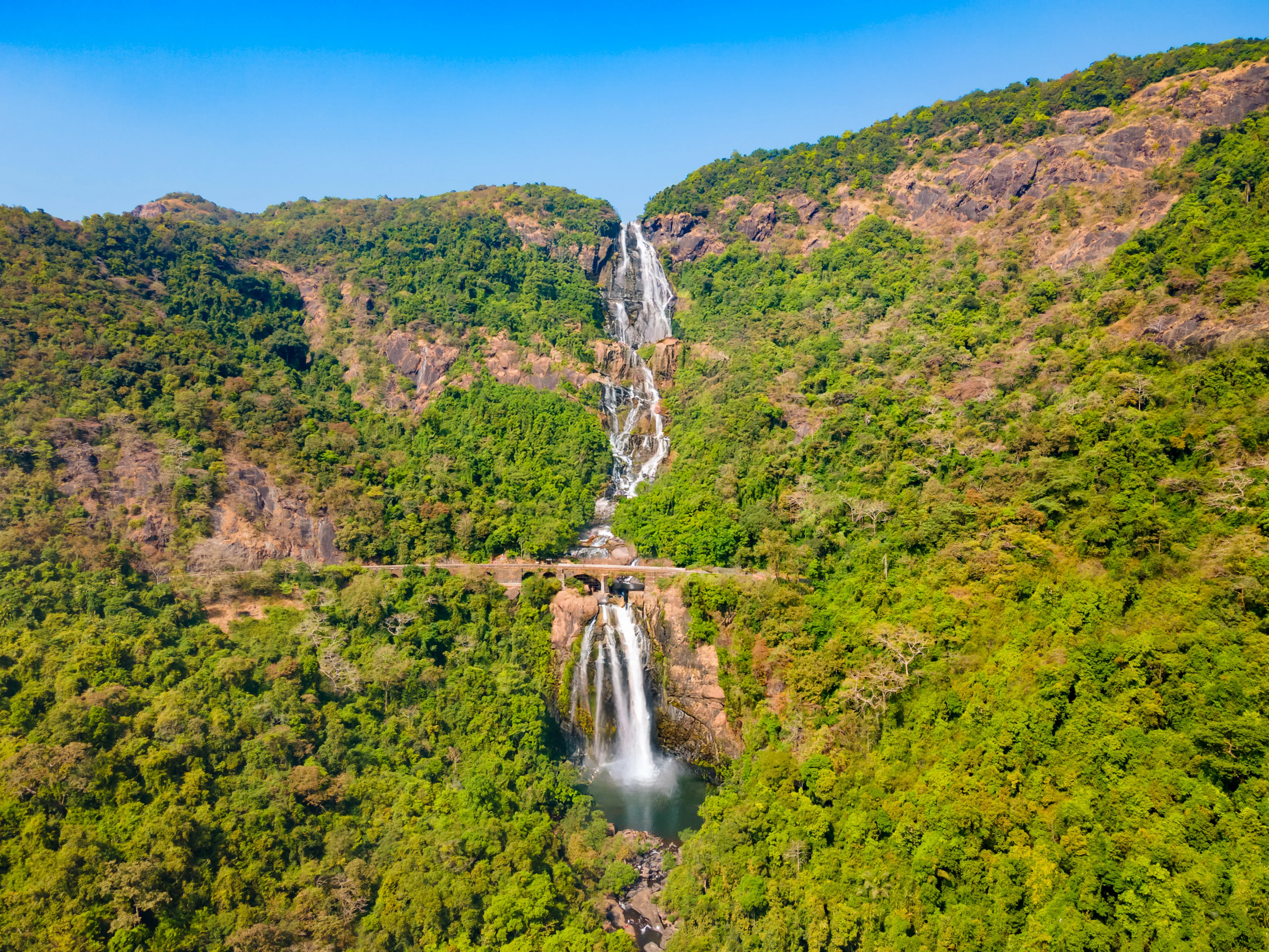 Udsigt over Dudhsagar Falls på grænsen mellem Goa og Karnataka