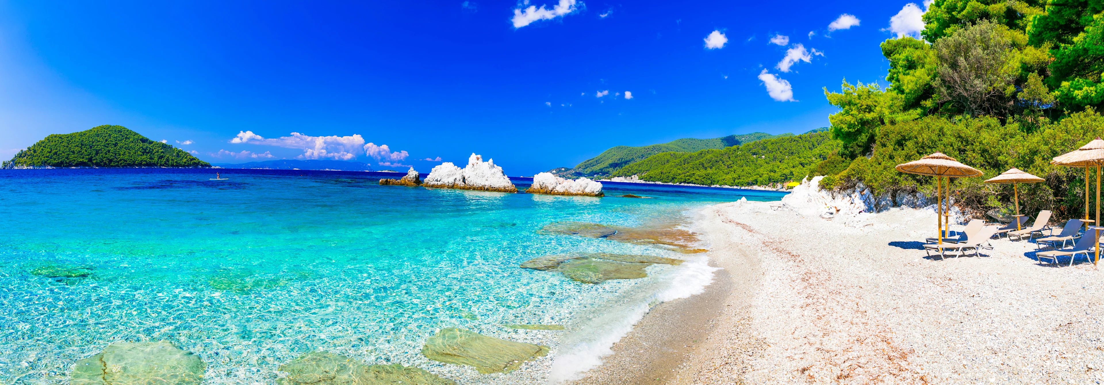 grekland skopelos strand vita klippor blått hav