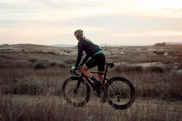 cyklist på mountainbike i solnedgången