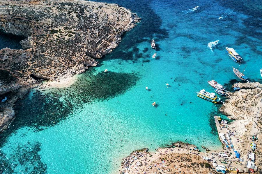 Blue Lagoon på Malta og båter i vannet