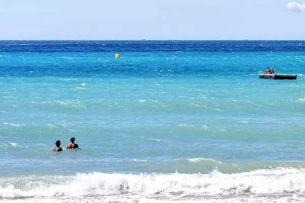Folk som bader i havet