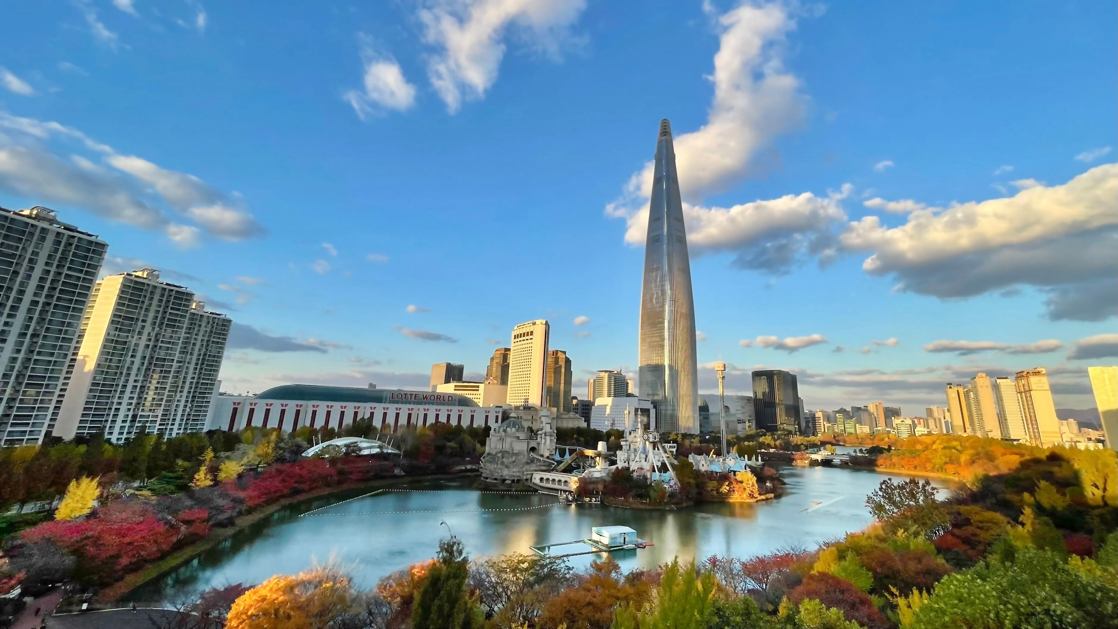 Panoramavy över Lotte World Tower en höstdag i Seoul