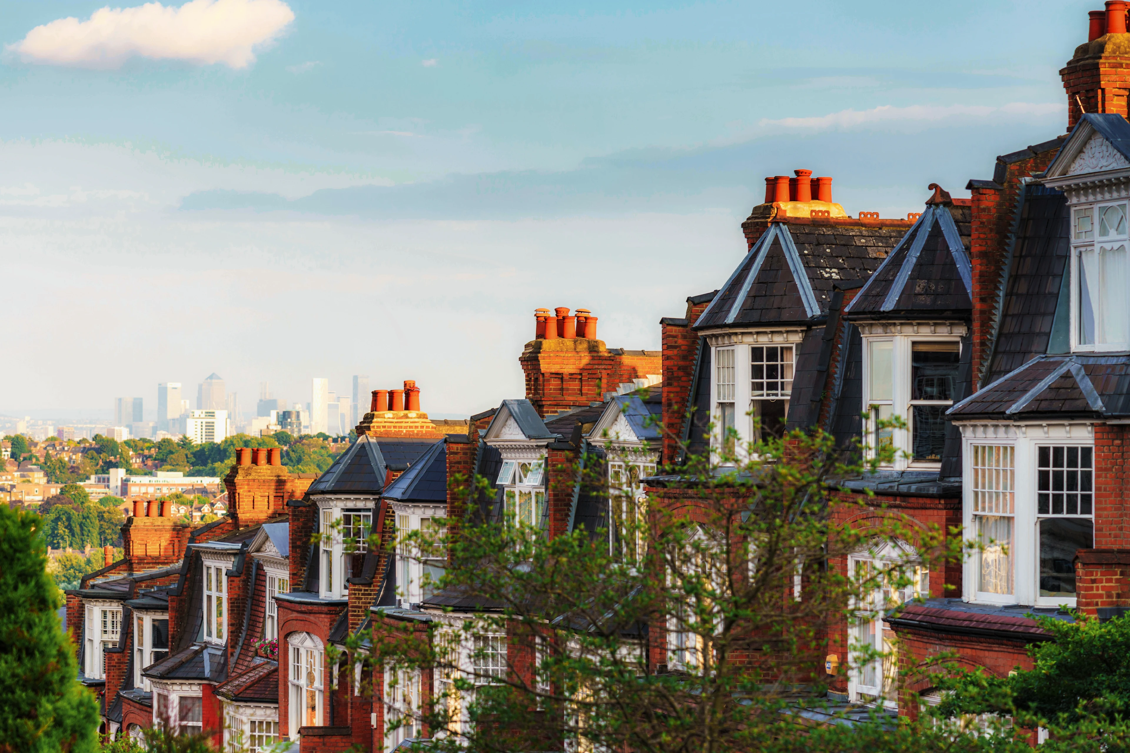 Tradisjonelle engelske rekkehus med utsikt over Londons skyline
