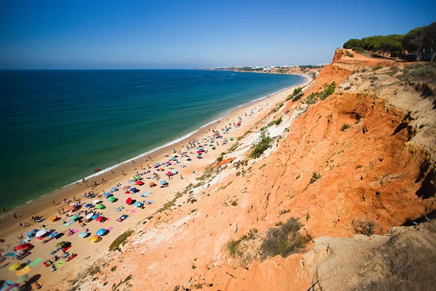 Uitzicht op het strand Praia da Falésia met veel zwemmers