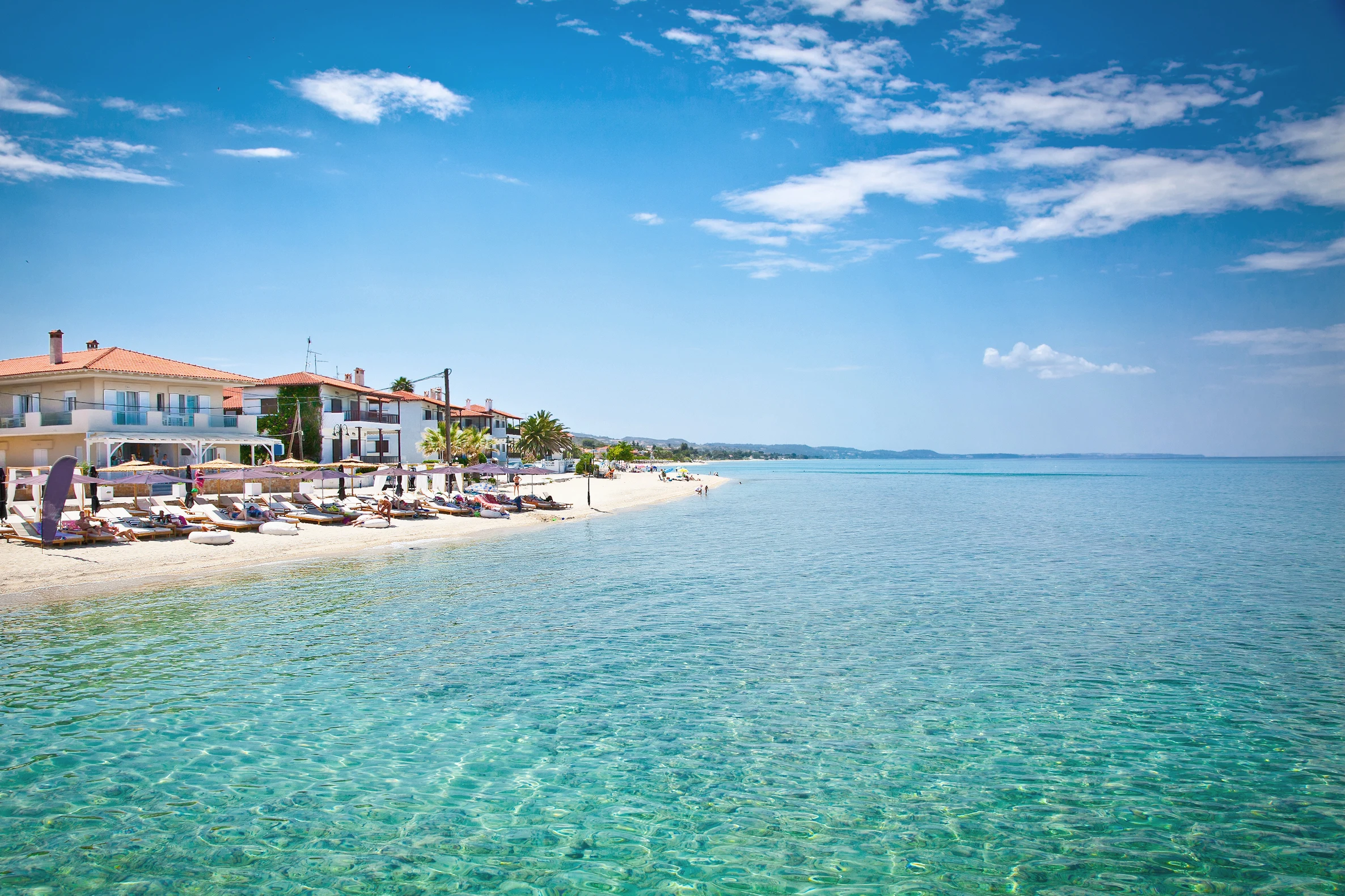 Härlig sandstrand med turkost vatten i Halkidiki