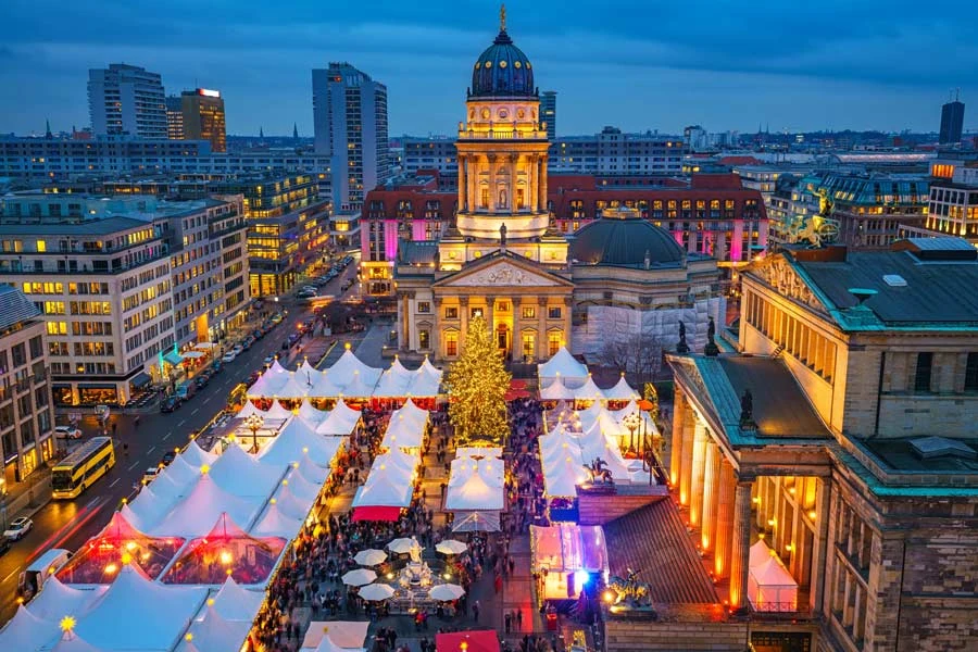 et julemarked i berlin sett ovenfra