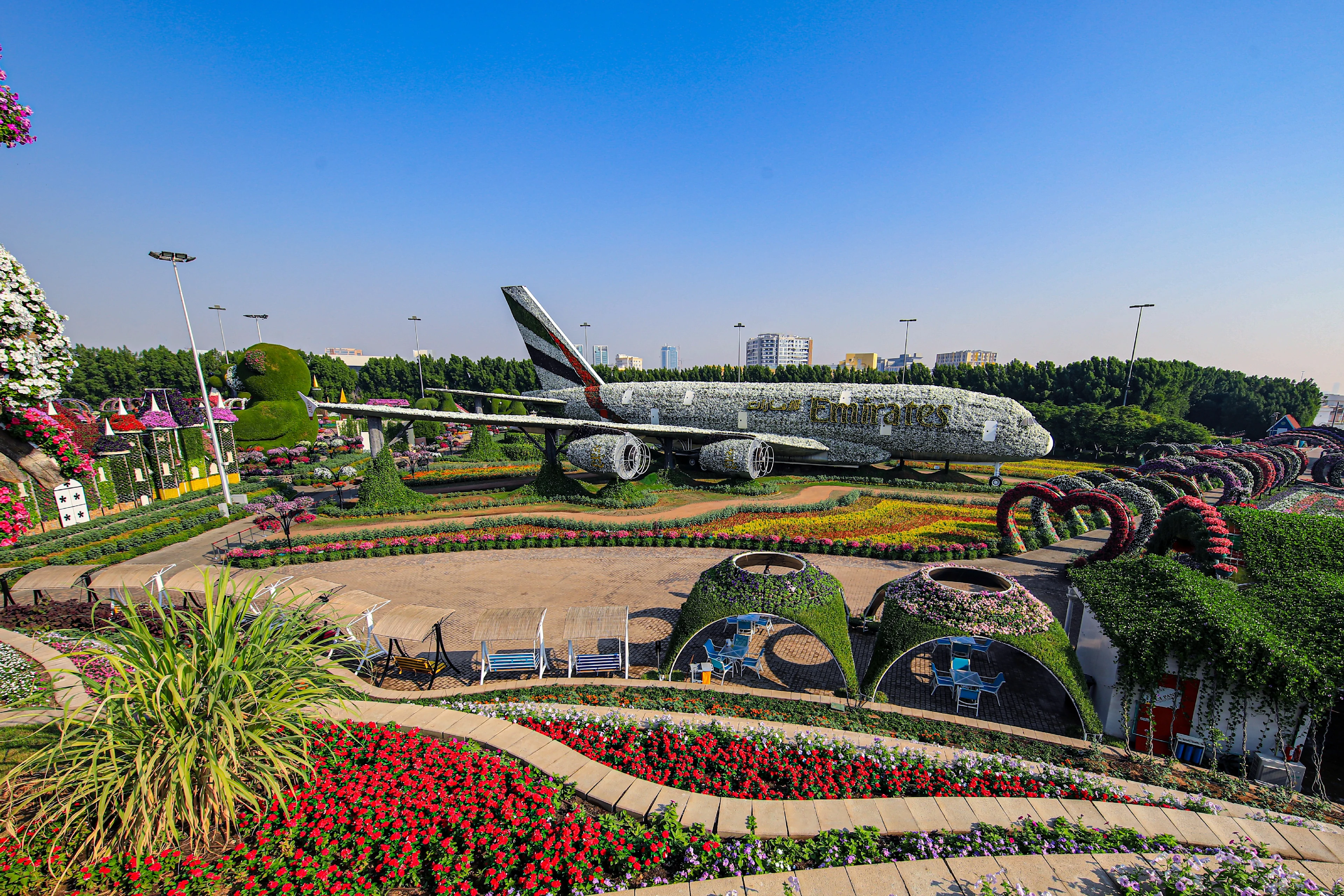 Et Airbus 380-fly dekket med blomster