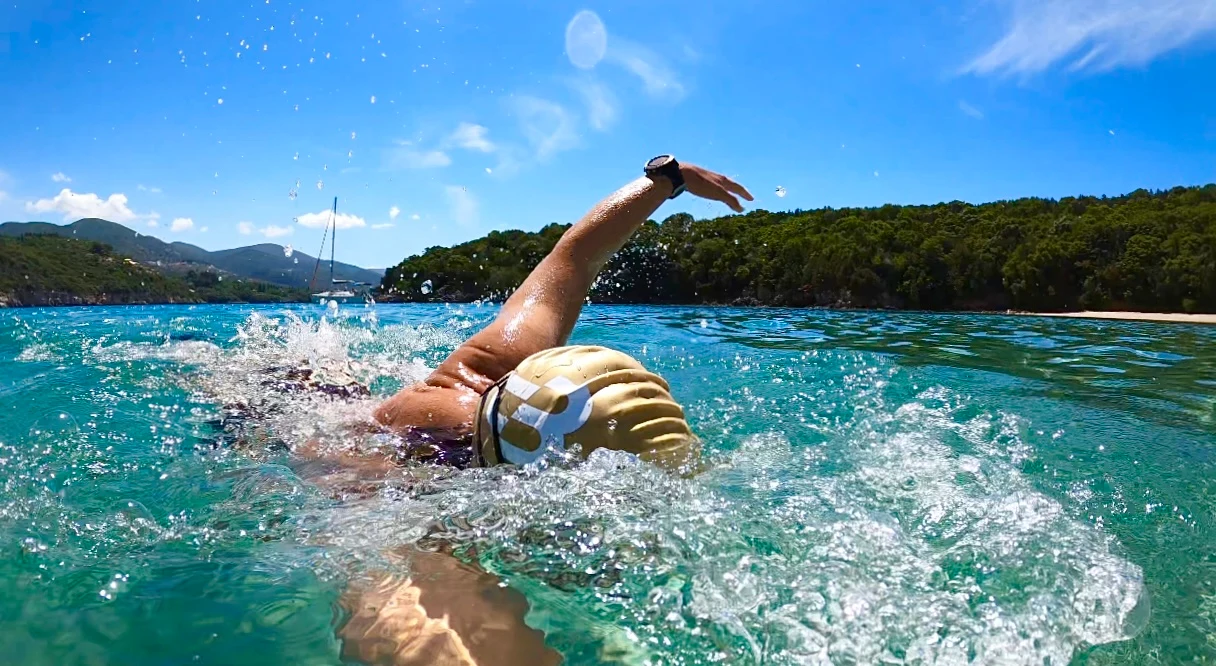 Jonas Colting zwemt in kristalhelder water in Sivota
