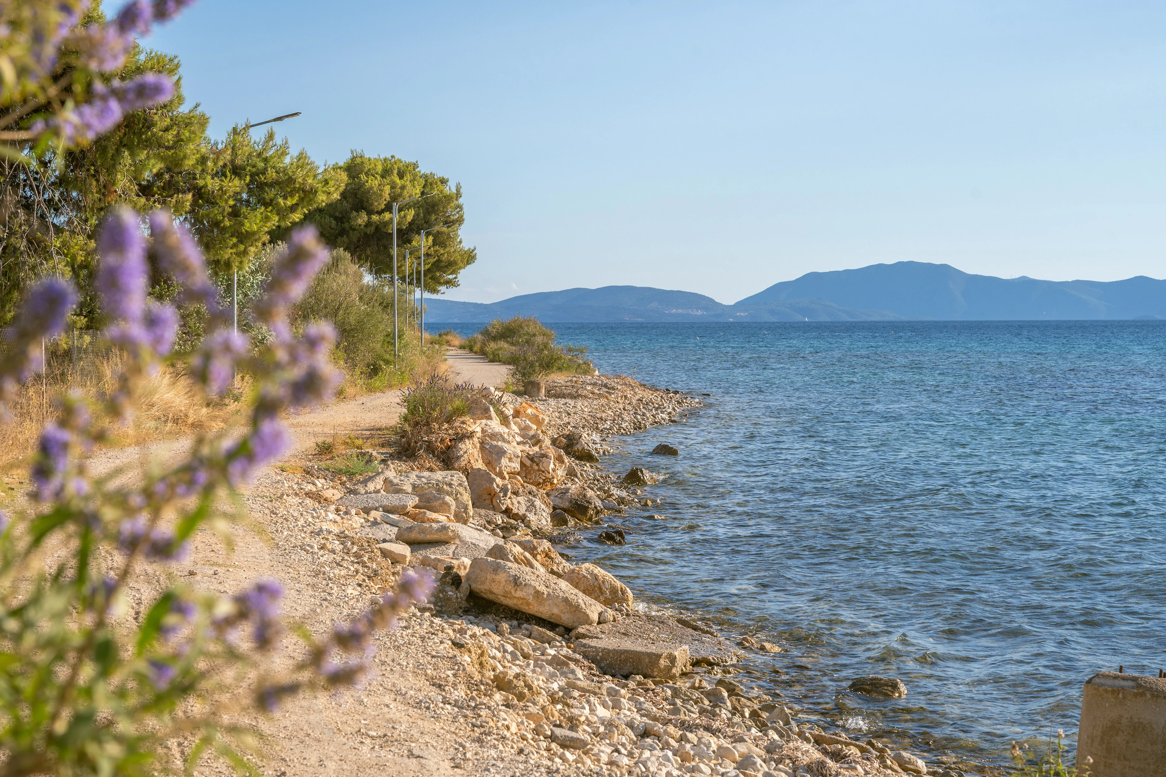Gångväg längs med vattnet i Paleros