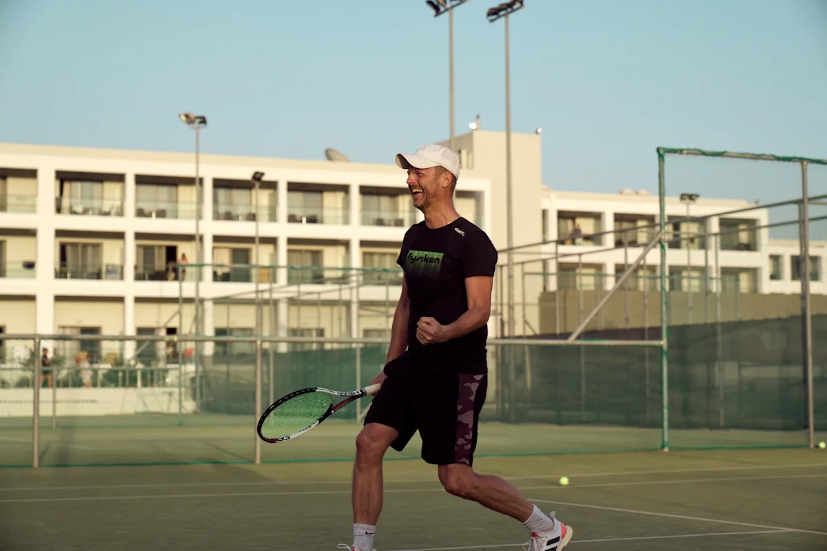 Man som spelar tennis