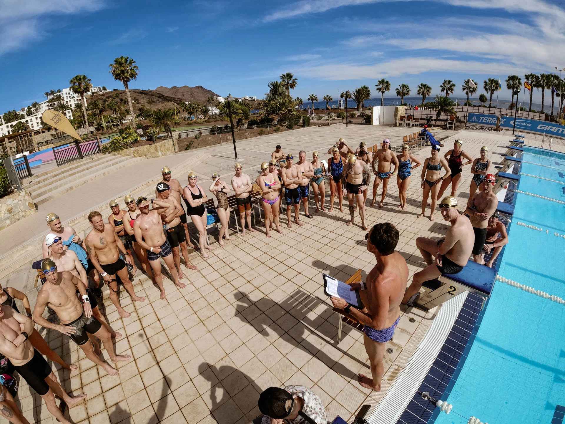 Jonas Colting instruerar simgrupp på Playitas Resort