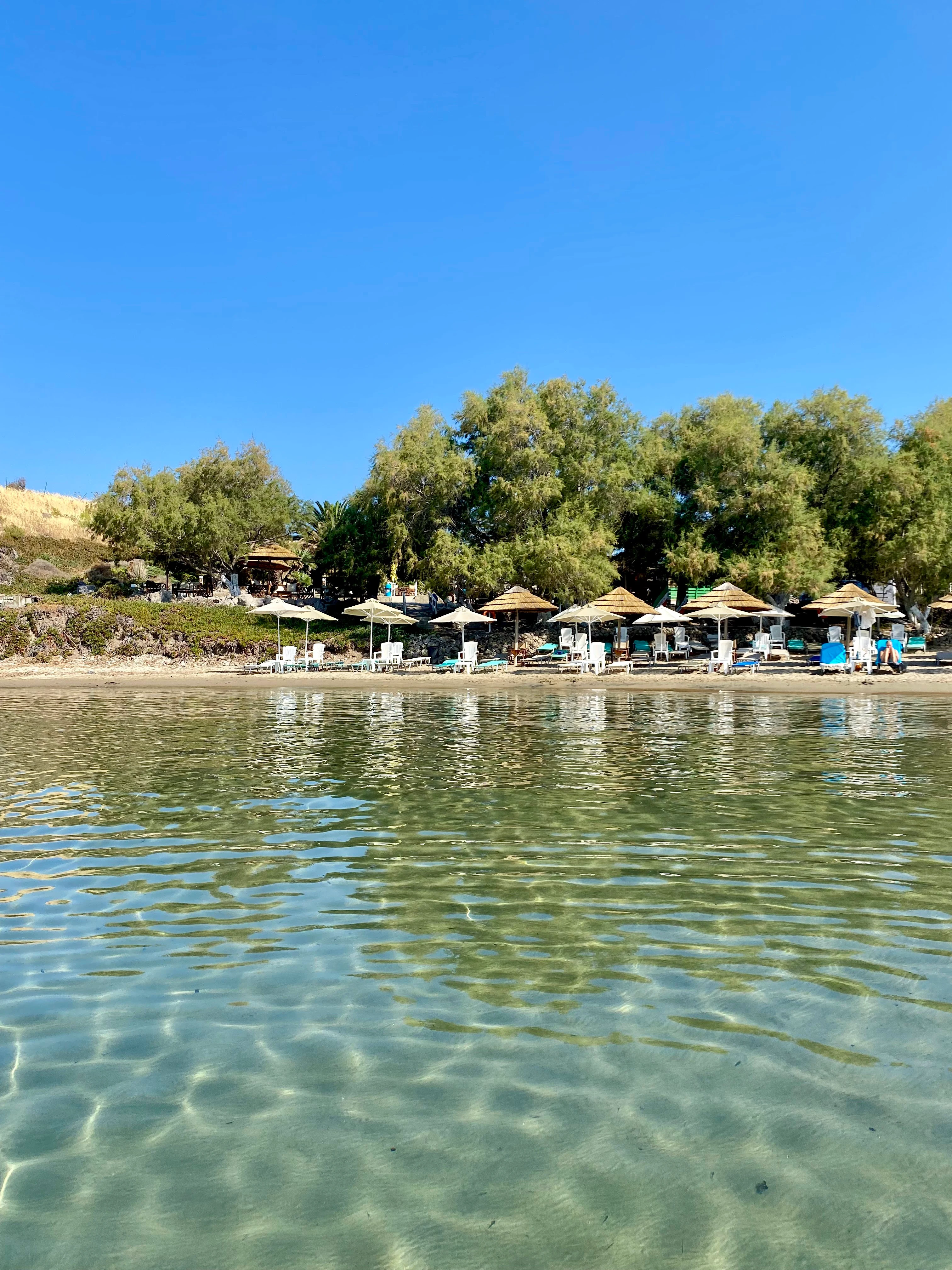 Vid Agios Ioannis Beach finns den populära beachbaren Raratonga