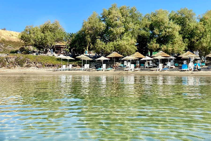 Ved Agios Ioannis Beach ligger den populære strandbar Raratonga