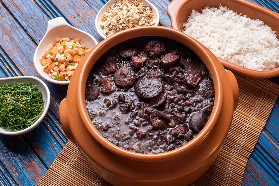 Den portugisiske retten Feijoada med tilbehør