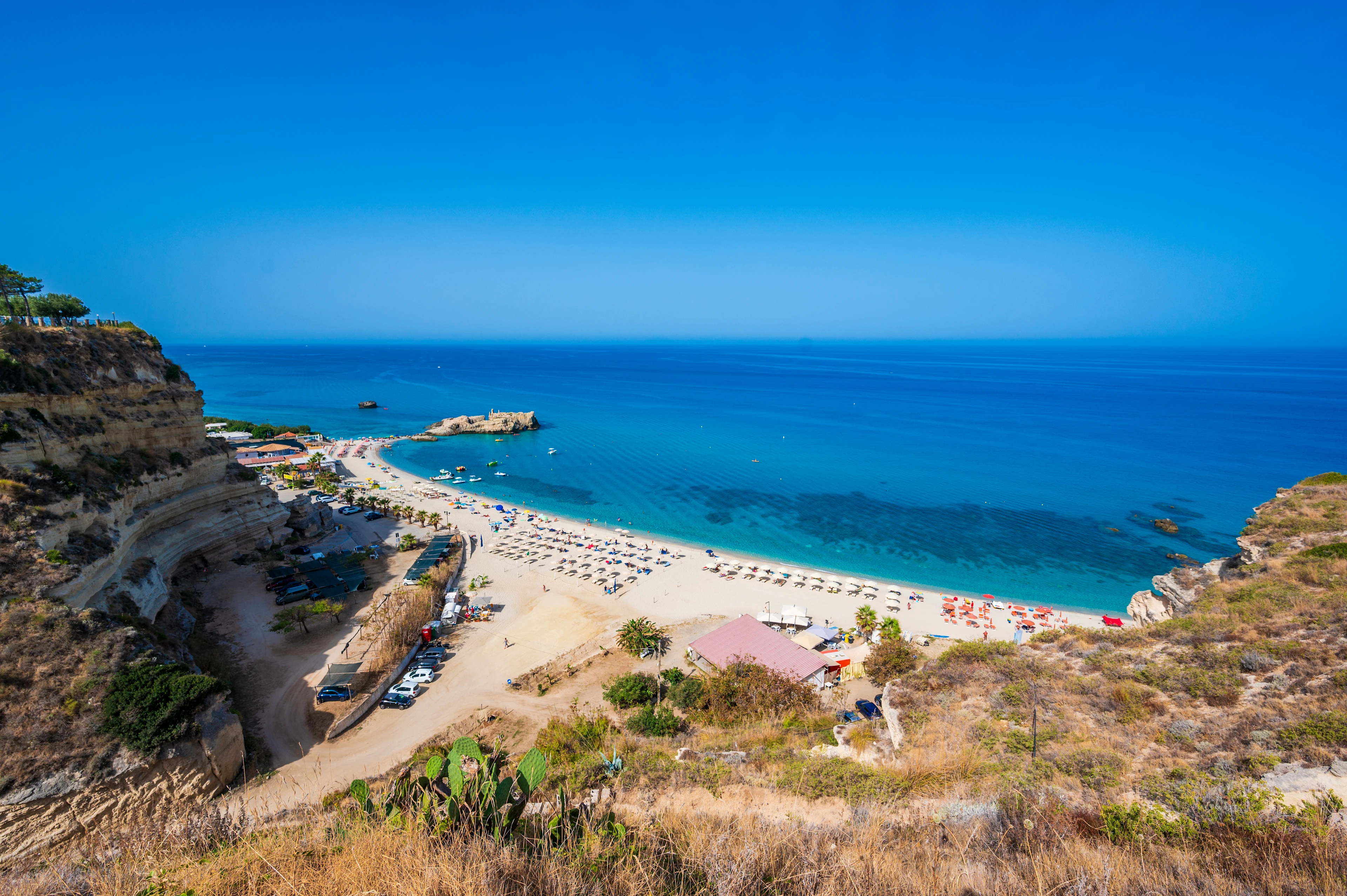 Vacker utsikt över stranden Spiaggia di Riaci, i Kalabrien. 