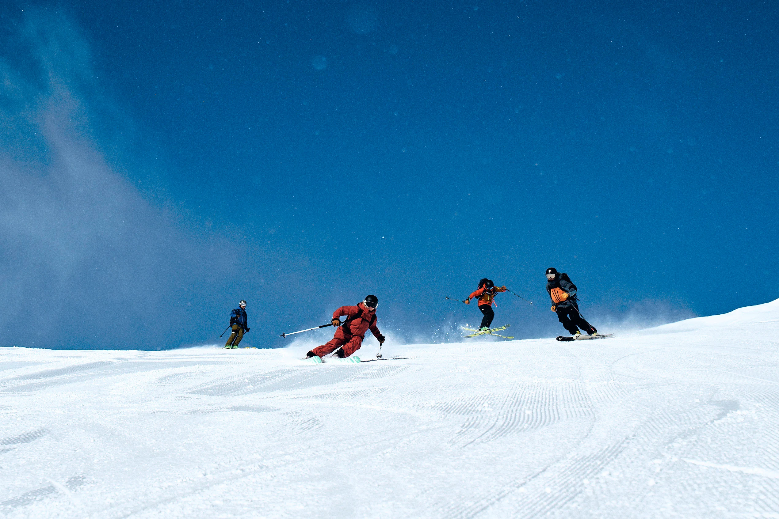 Skidåkare i full fart i backen i Erciyes