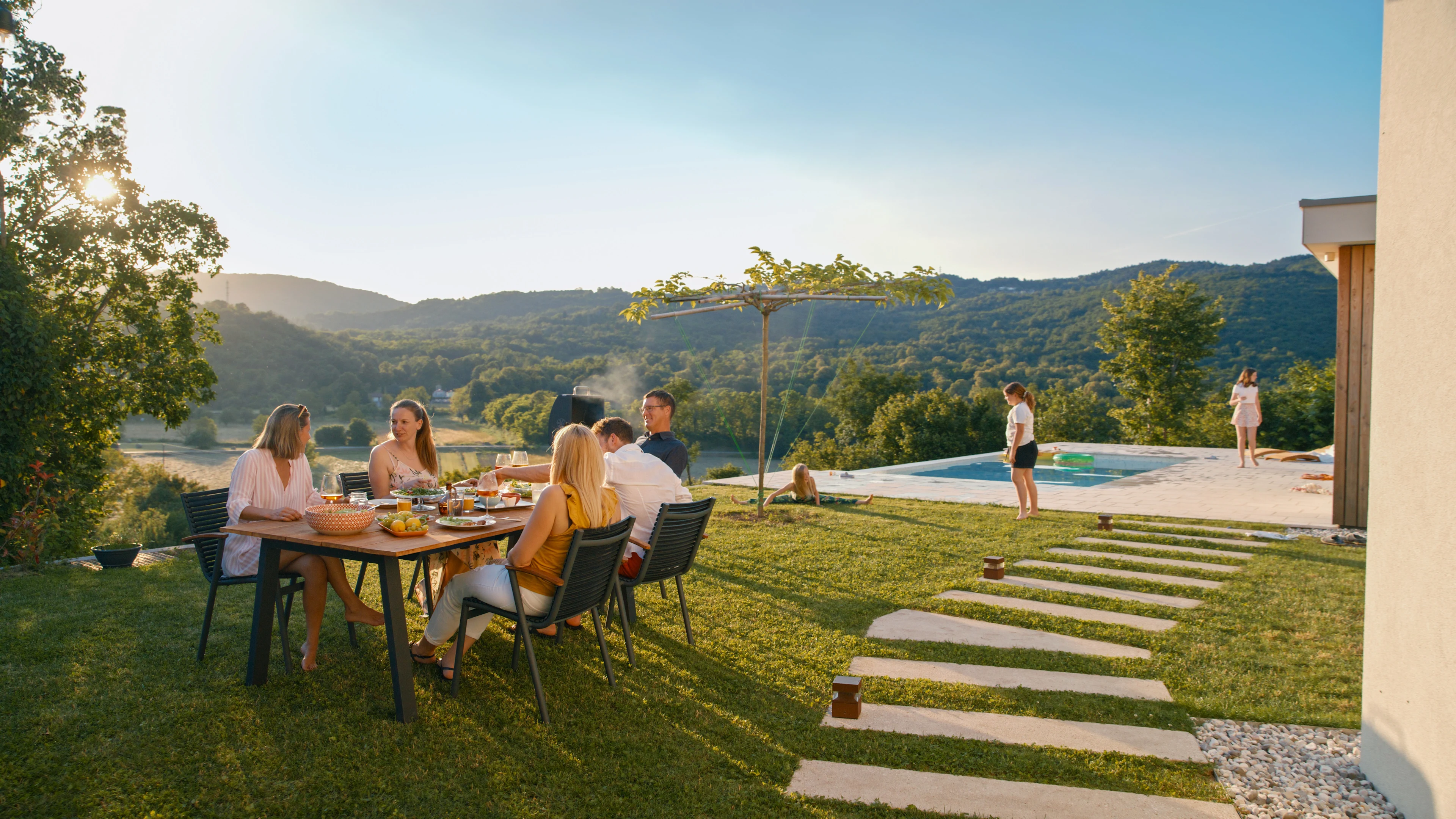 villa med privat pool, trädgård och middagsdukning