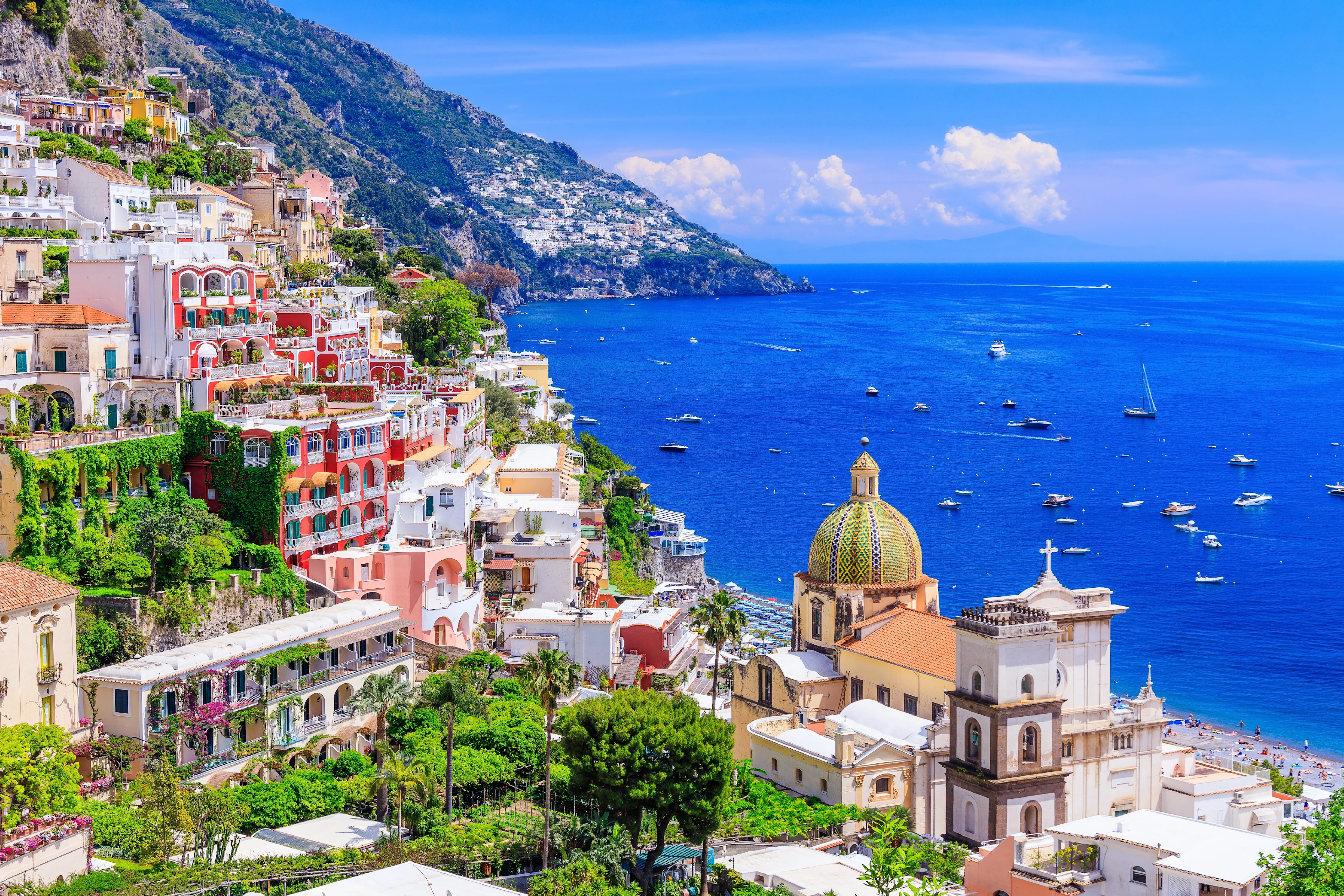 Pastelfarvede huse og kirketårne i Positano