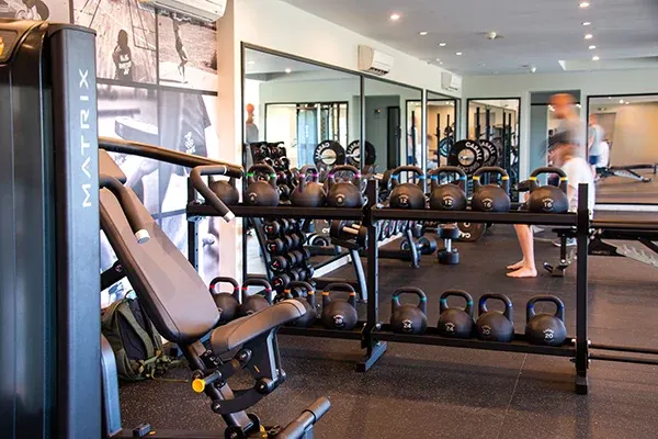 Kettlebells och maskiner i ljust gym