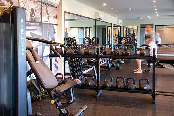 Kettlebells och maskiner i ljust gym