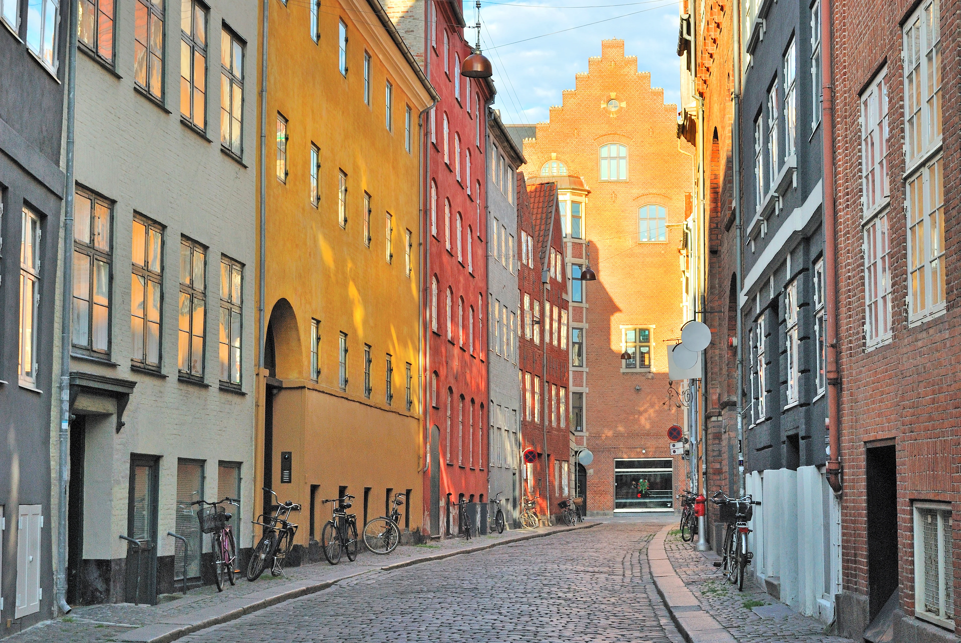 Gate i København med fargerike fasader og tradisjonelt dansk bymiljø.