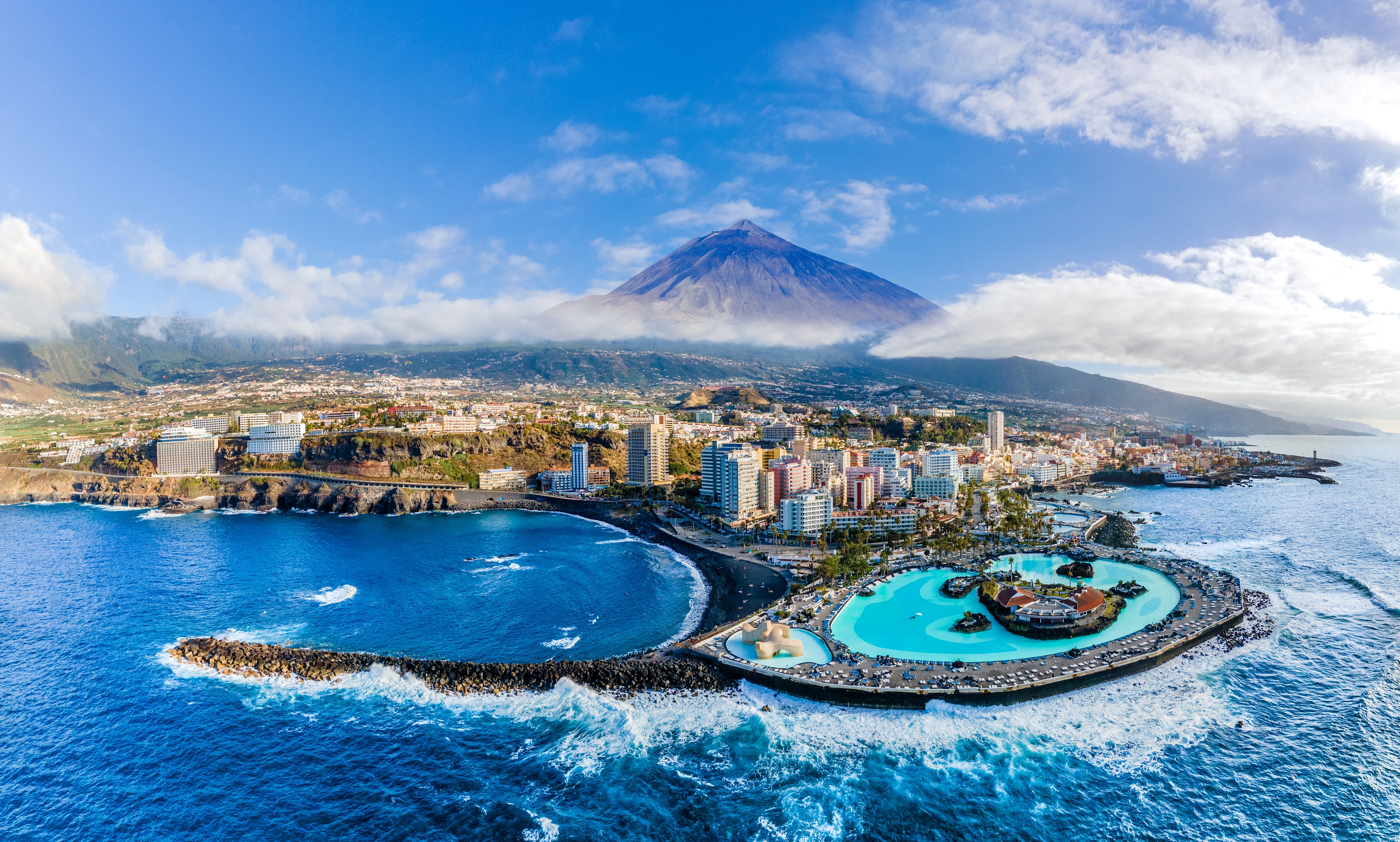 Panoramautsikt över Puerto de la Cruz på Teneriffa med havspoolerna Lago Martiánez i förgrunden