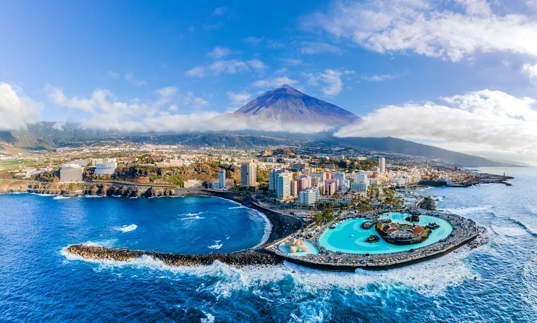 Panoramautsikt over Puerto de la Cruz på Tenerife med havbassengene ved Lago Martiánez i forgrunnen.