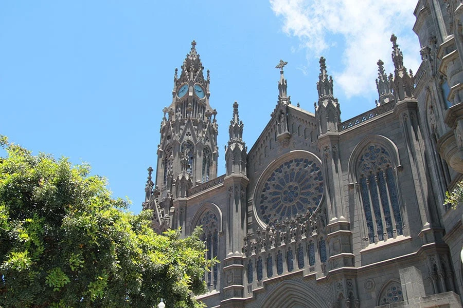 Arucas - kjent for sin katedral og sin rom