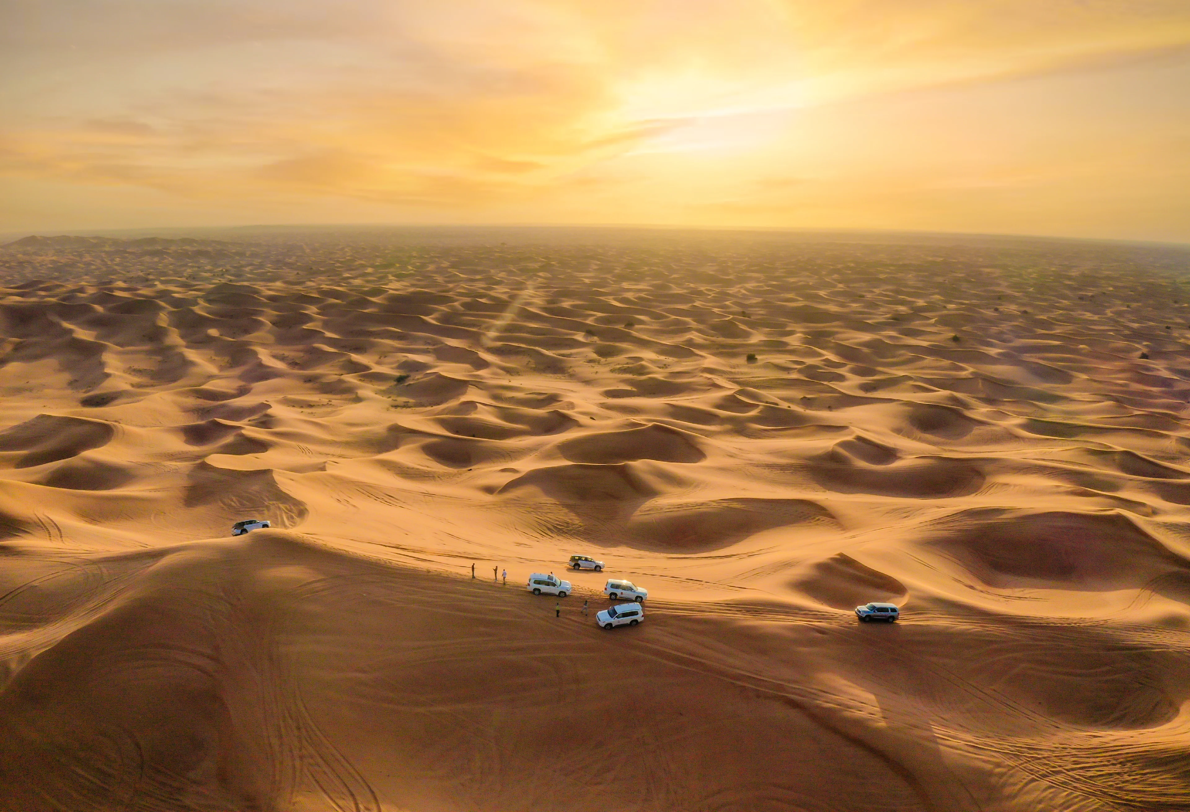 Utsikt over ørkenen utenfor Dubai ved solnedgang
