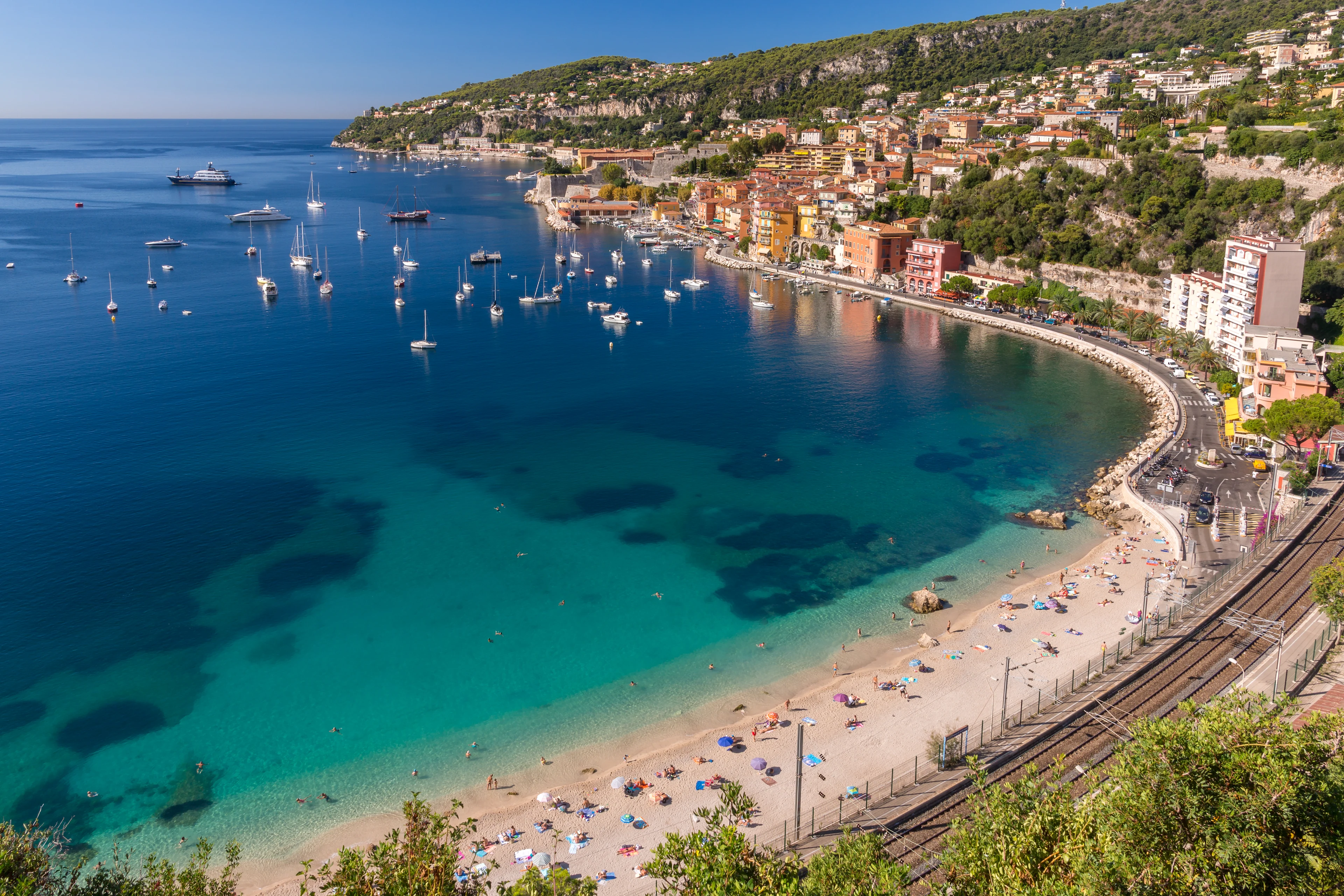 Utsikt över sandstranden Villefranche-sur-Mer på Franska rivieran