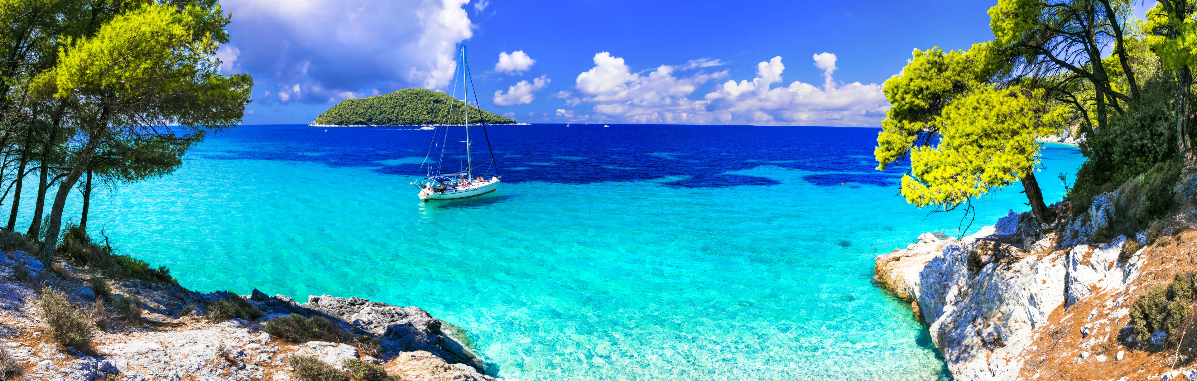 azurblått hav strand segelbåt skopelos