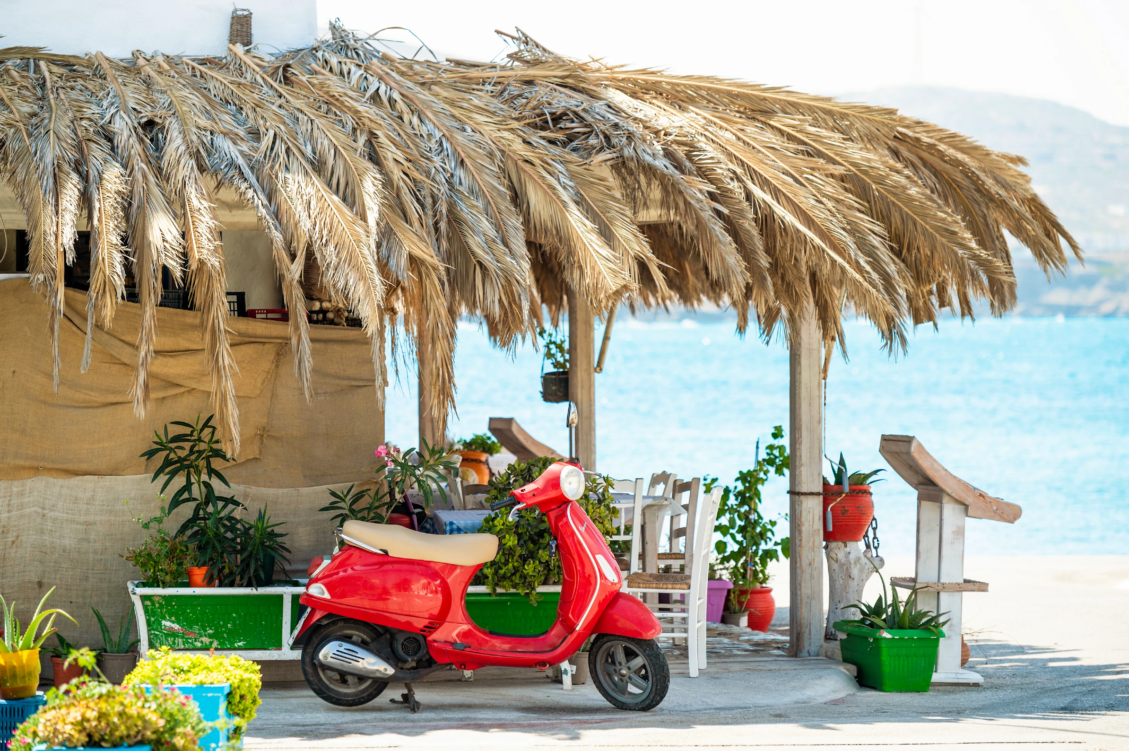 Röd moped vid stranden på ön Karpathos