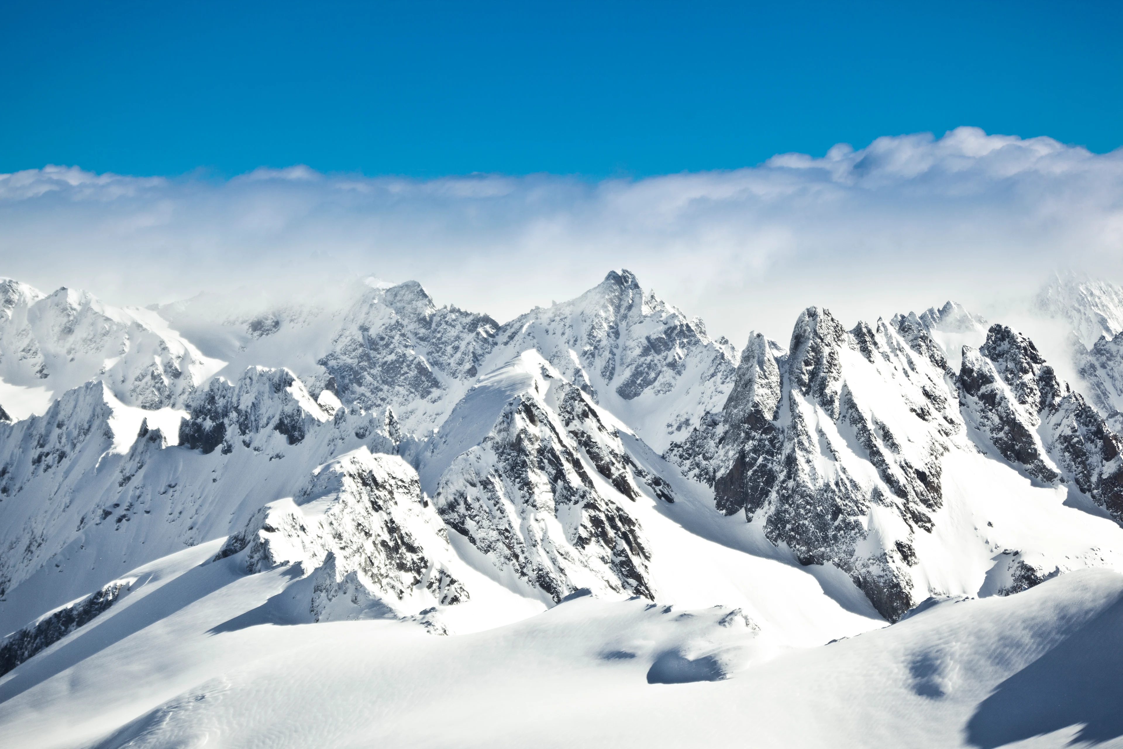 Vackra snötäckta berg i Engelberg, Schweiz