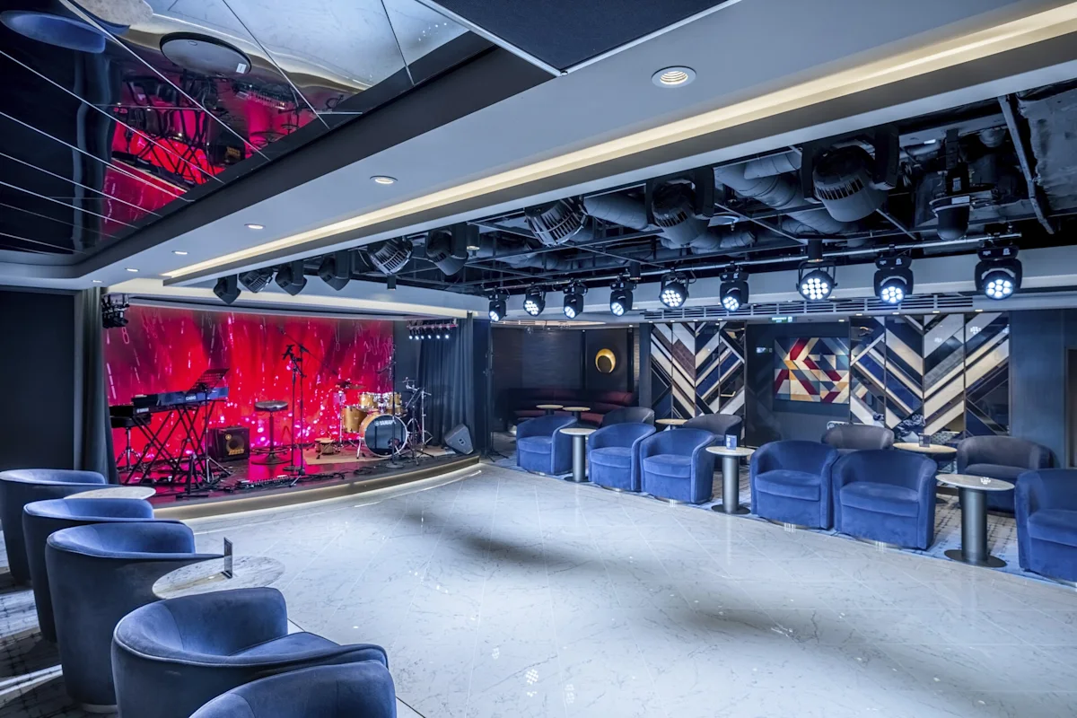 en scen med instrument med ett dansgolv framöver och fotöljer vid sidan om dansgolvet