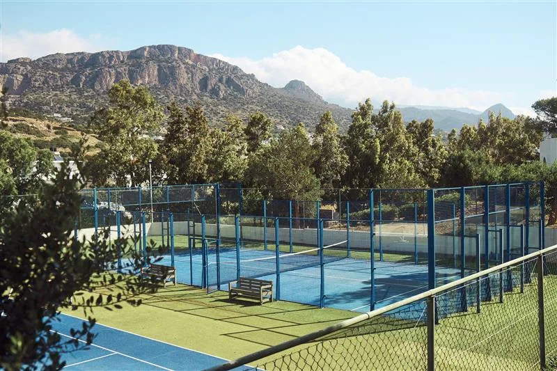 padel-kenttä Almyra Hotel & Villagessa