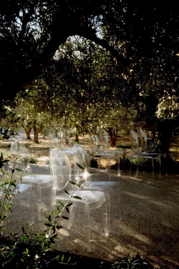 Bryllupoppsetning i Olivenlunden på et exclusivt lokale som heter Silo & sage by Almyrida Resort på Kreta. Bildet viser oliventre som er dekorert med lys i en mørk romantisk stil. 