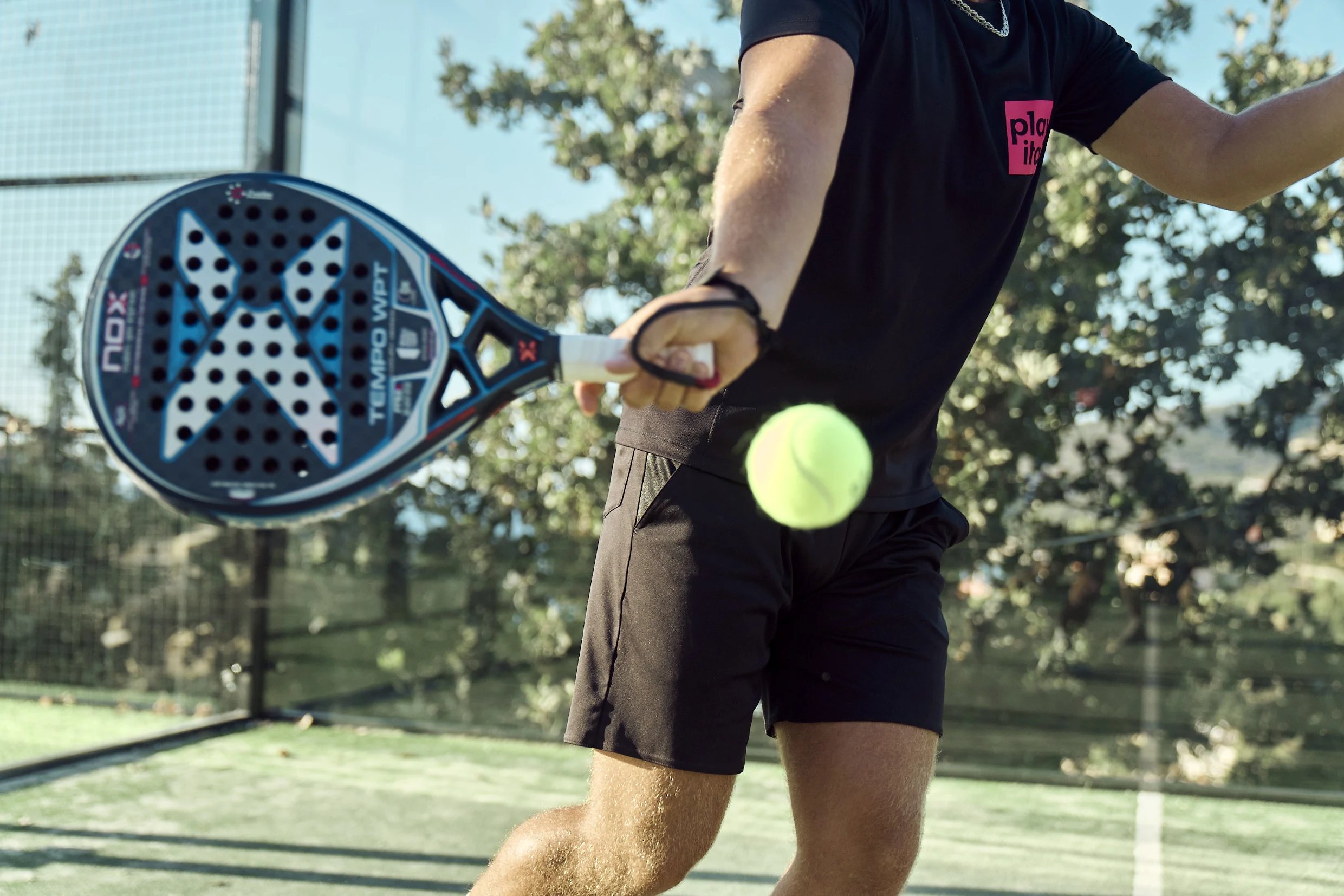 Padelracket och boll