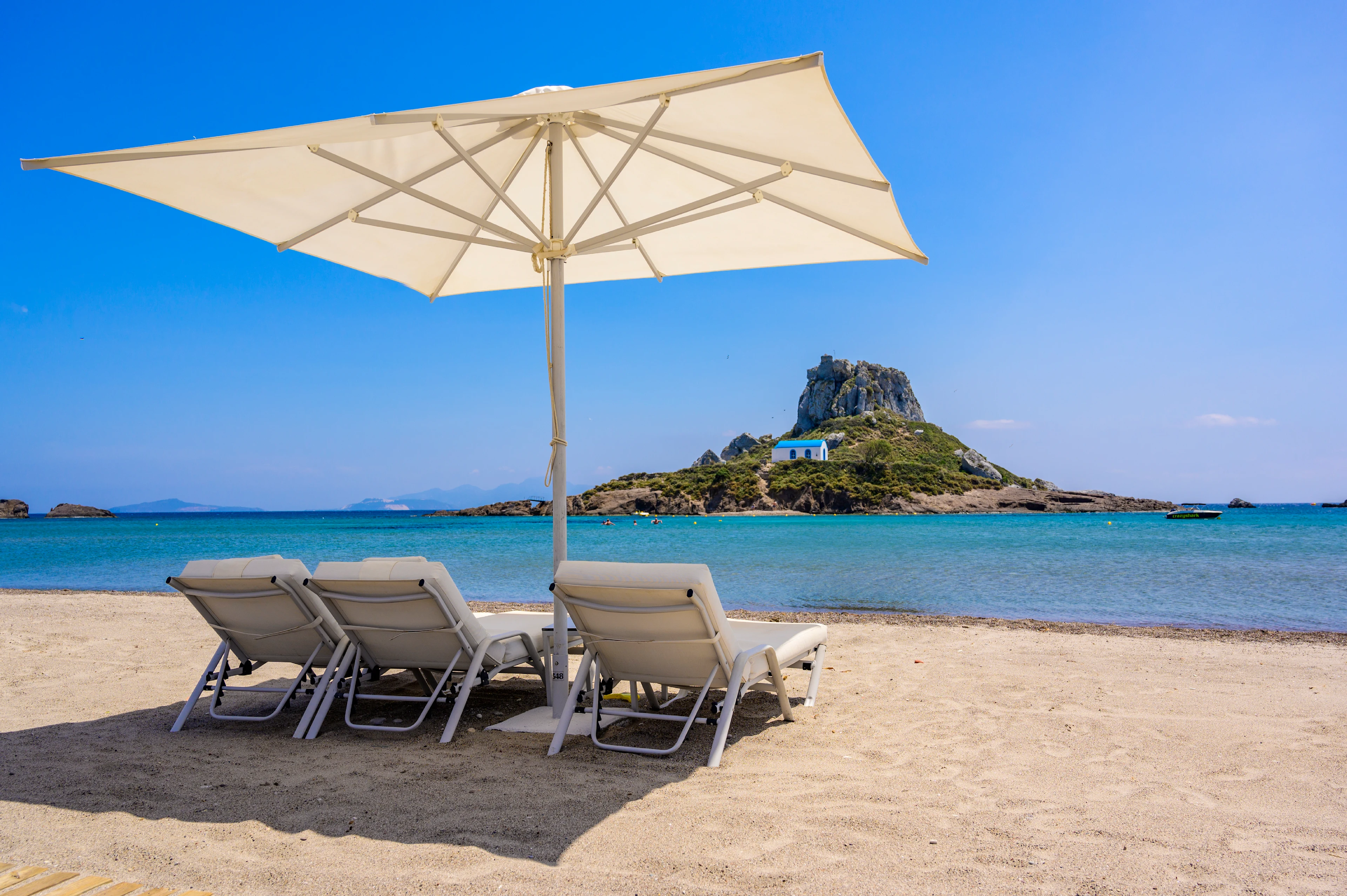 solsenger på en strand på Kos