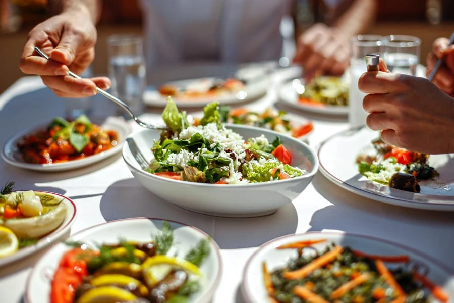 Een gedekte tafel met eten op verschillende borden