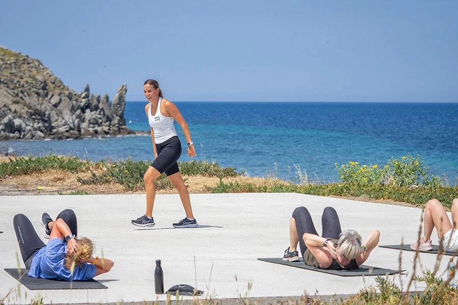 Linnea Andersson håller ett träningspass på Porto Myrina-powered by Playitas