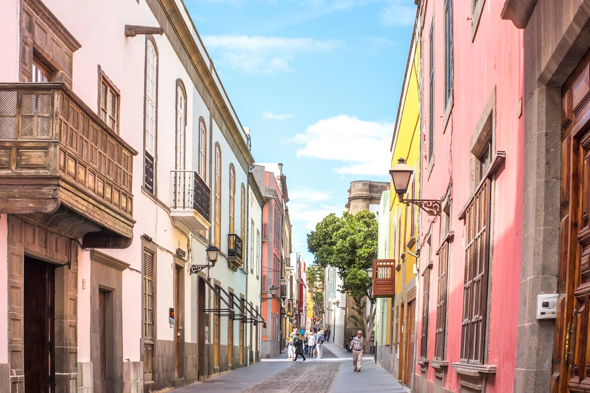 Charmig gata med färgglada hus i Las Palmas på Gran Canaria