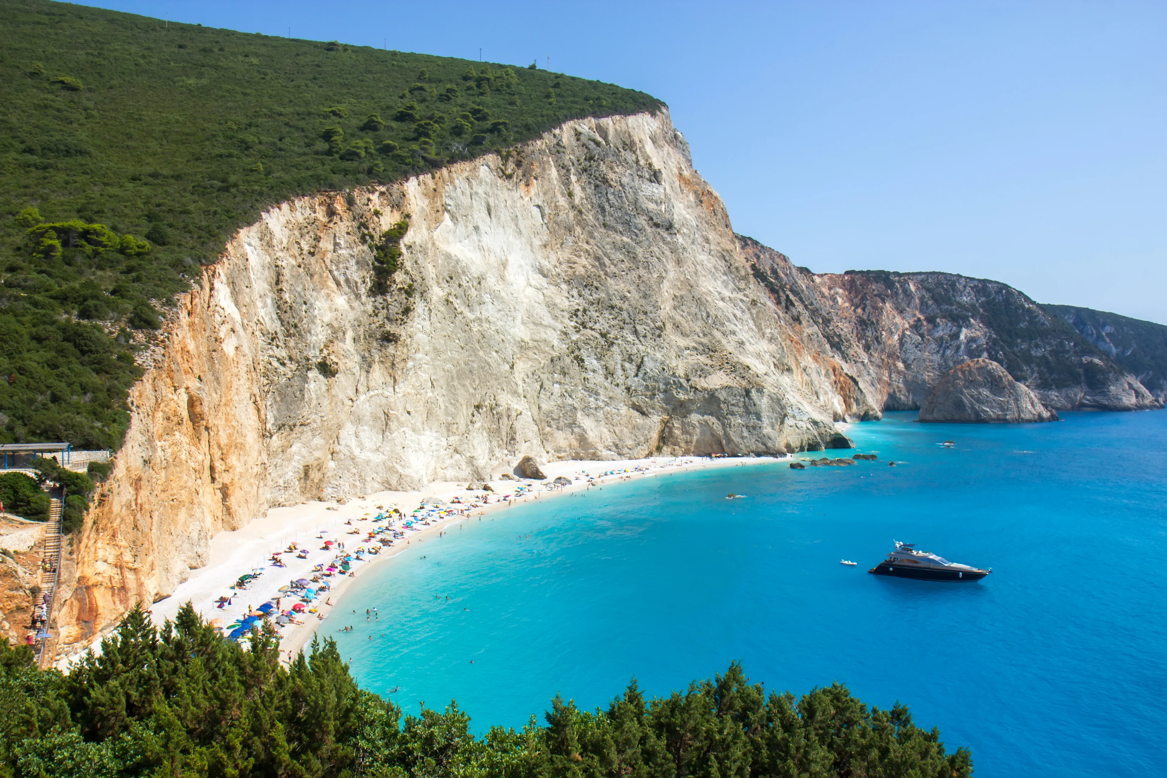 Porto Katsiki-stranden med sin hvite sand, krystallklare vann og en stor fjellvegg