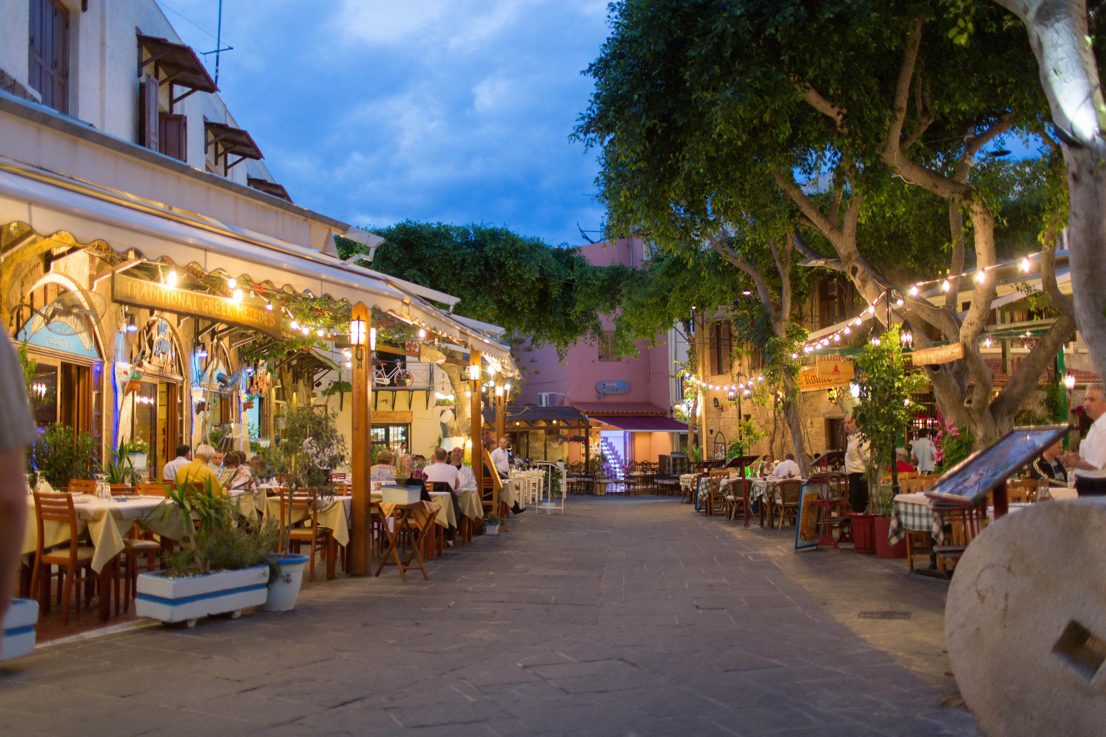 restaurants langs een straat in het avondlicht